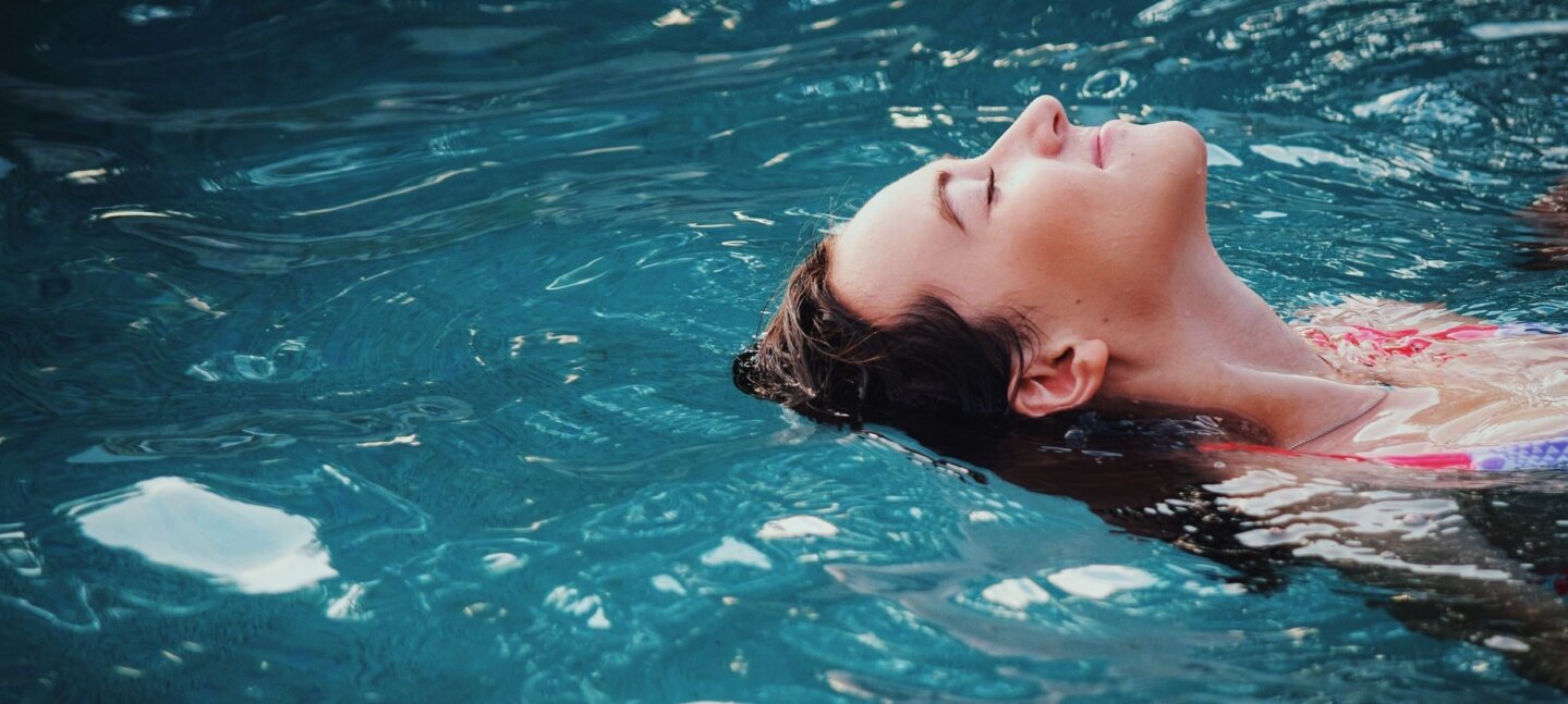 Salud auditiva en verano: cómo proteger tus oídos en piscina, playa y viajes