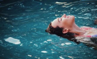Salud auditiva en verano: cómo proteger tus oídos en piscina, playa y viajes