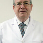 Dr. Julio León Carrión es especialista en oftalmología del Hospital Vithas Sevilla