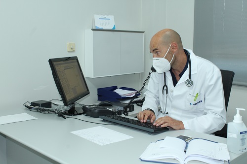 Todos los médicos que tienen consultas externas en Vithas Vigo ofrecen a sus pacientes la posibilidad de las consultas telemáticas