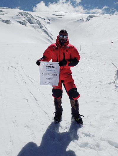 Un alpinista profesional escala una montaña de 7.546 metros seis meses después de operarse en Vithas