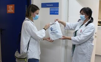 Voluntarios do Concello de Vigo y Cruz Roja colaboran en la distribución de medicamentos a usuarios del Hospital Vithas Vigo durante el confinamiento
