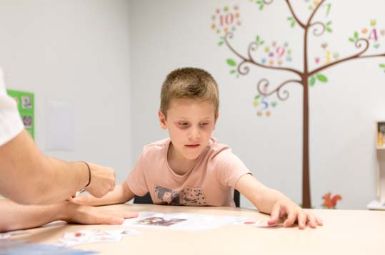 Vithas NeuroRHB publica una guía para la vuelta al cole de niños con autismo
