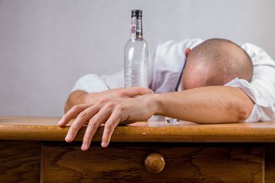 La combinación de soledad y consumo de alcohol aumenta el riesgo de padecer trastornos depresivos