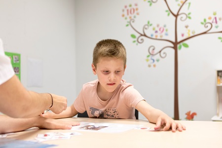 Vithas NeuroRHB publica una guía para la vuelta al cole de niños con autismo