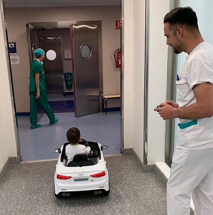 El Hospital Vithas  Sevilla y Air Liquide se alían para llevar a los niños a quirófano en coches eléctricos