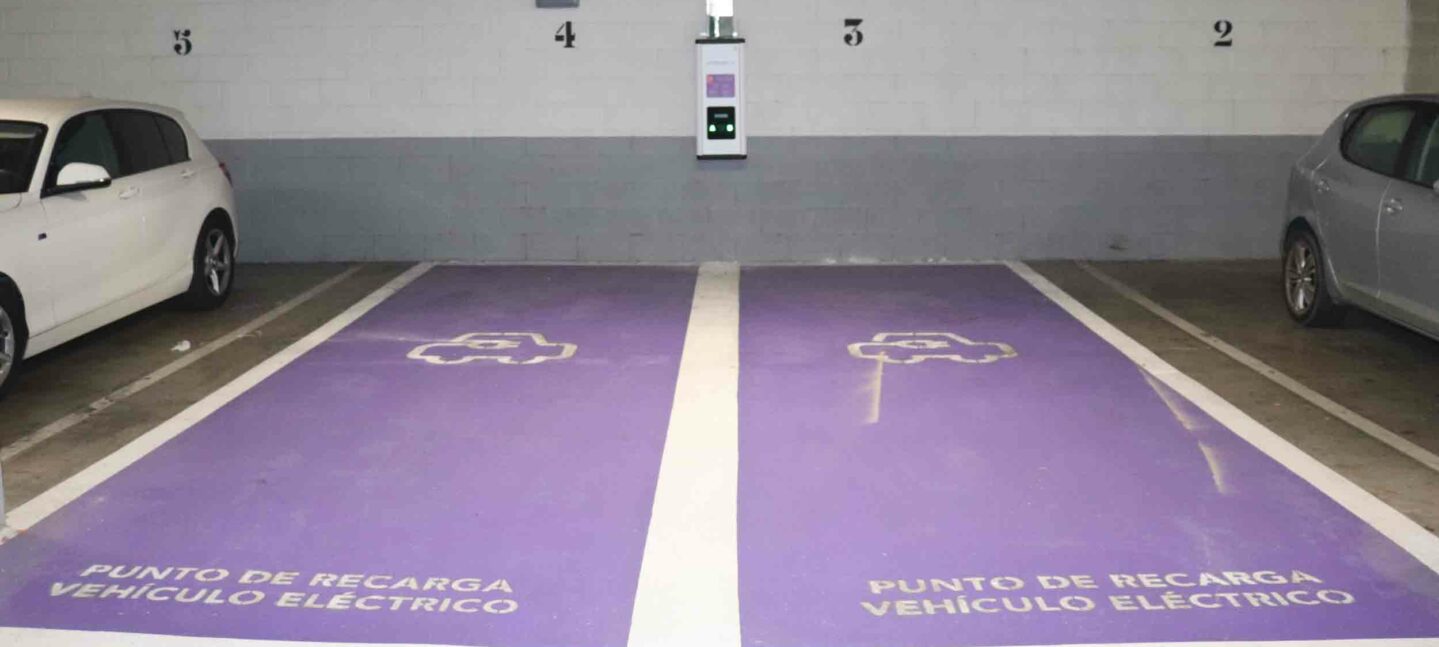 El Hospital Vithas Sevilla cuenta con dos puntos de recarga para vehículos eléctricos