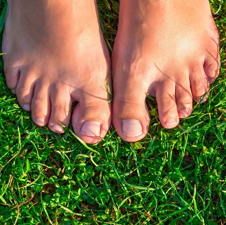 La hinchazón por el calor, las grietas y el mal olor son tres de las afecciones más comunes de los pies en primavera