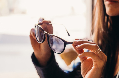 El uso continuo de gafas de sol protectoras durante todo el año reduce en un 30% las posibilidades de desarrollar tumores y enfermedades oftalmológicas