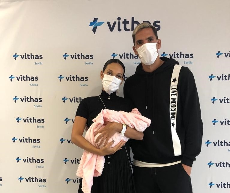 Nace en Vithas Sevilla la segunda hija del portero del Real Betis Balompié, Joel Robles, y de su esposa Mónica García