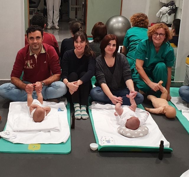 Vithas Castellón enseña técnicas de masaje a padres de bebés prematuros