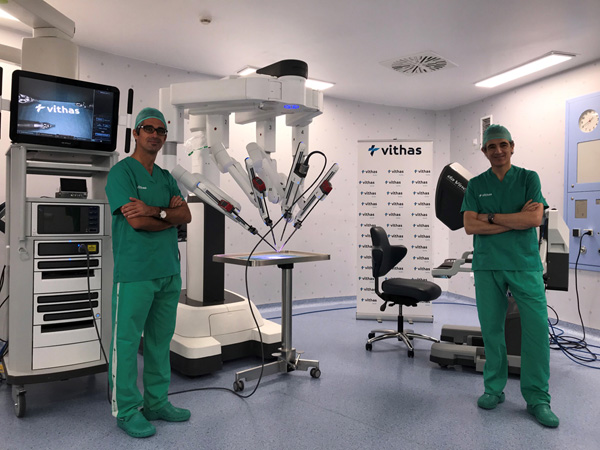 Vithas Sevilla y el grupo urológico SUTURO incorporan el robot quirúrgico Da Vinci