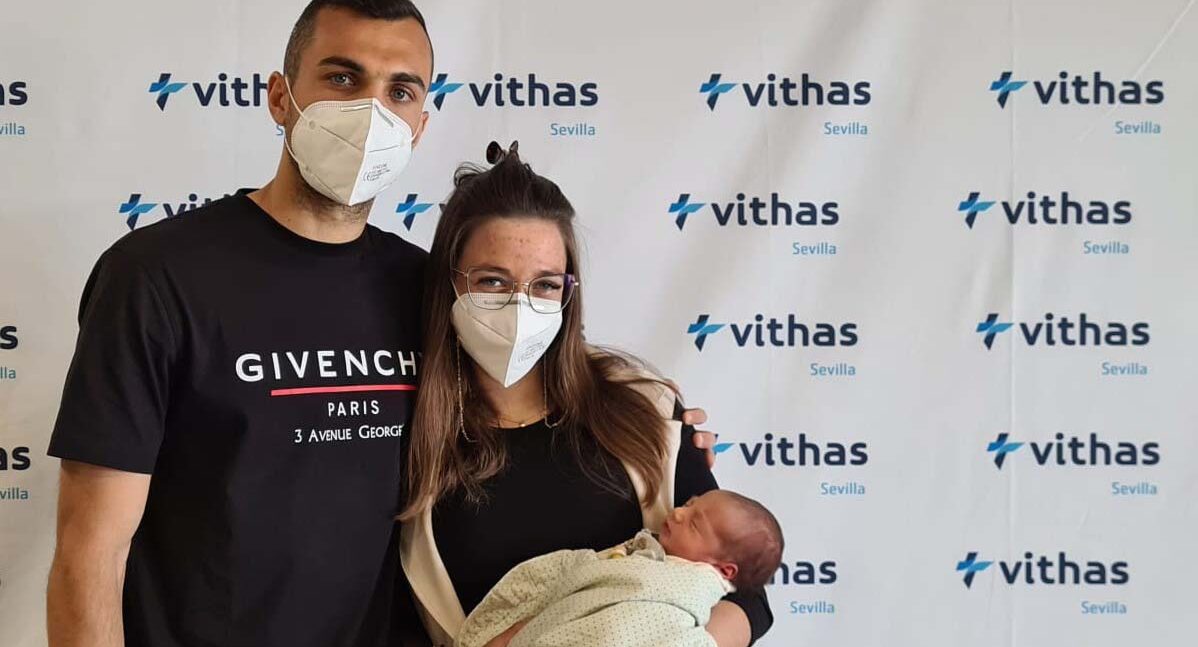 Nace en Vithas Sevilla el segundo hijo del jugador del Sevilla F.C., Joan Jordán, y de su esposa Marta Durán