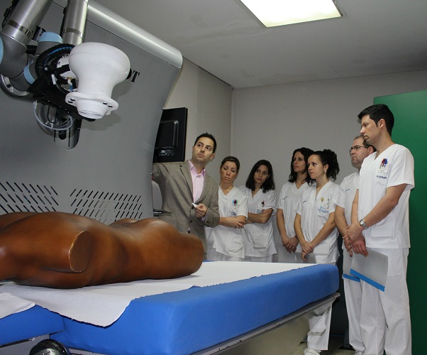 El Hospital Vithas Vigo prueba un robot complementario al tratamiento ofrecido por el fisioterapeuta