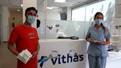 Vithas Valencia 9 de Octubre distribuye cuentos entre sus pacientes pediátricos gracias a la donación de su autor