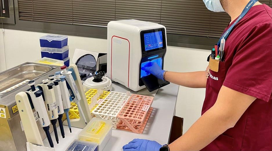 VithasLab dota de equipos para poder realizar PCRs “a pie de cama” en los hospitales Vithas de Alicante