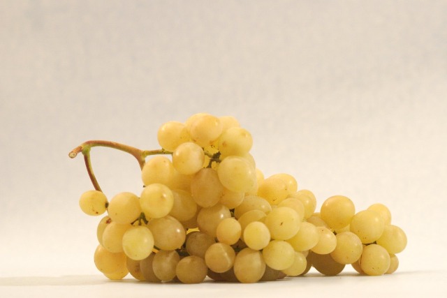 Trocear las doce uvas y quitarles la piel y las semillas disminuye el riesgo de atragantamiento en Nochevieja