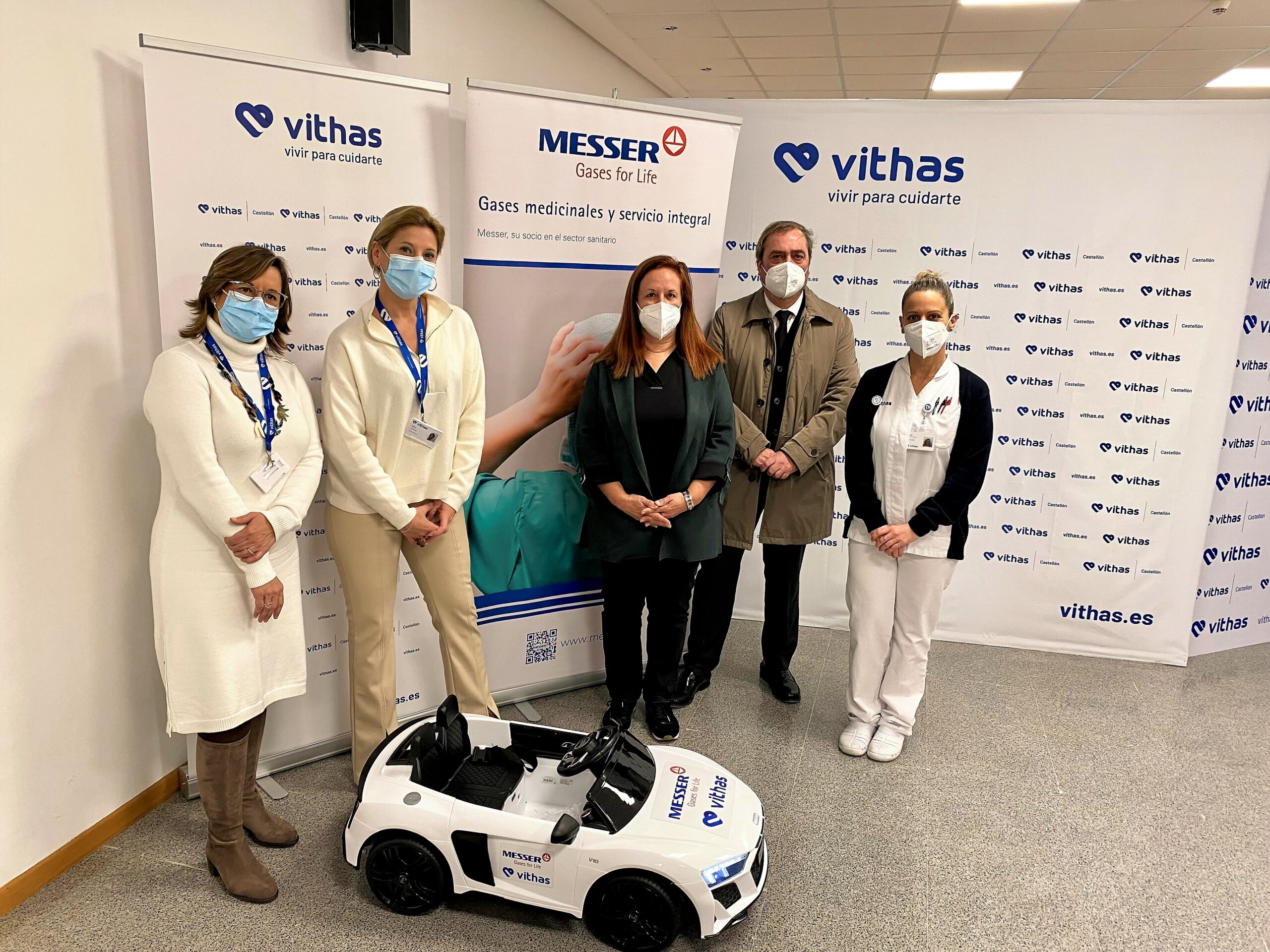 Un coche teledirigido conduce a los niños al quirófano en el Hospital Vithas Castellón