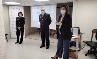 La Policía Nacional asesora a los profesionales de Vithas Valencia Consuelo en la prevención de agresiones