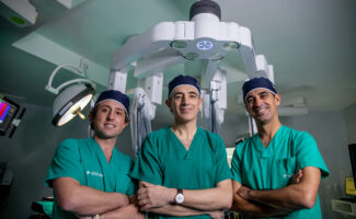 El Dr. Manuel Ruibal, urólogo del Grupo Suturo en Vithas Sevilla, recibe el premio a la mejor cirugía en el congreso nacional de Urología