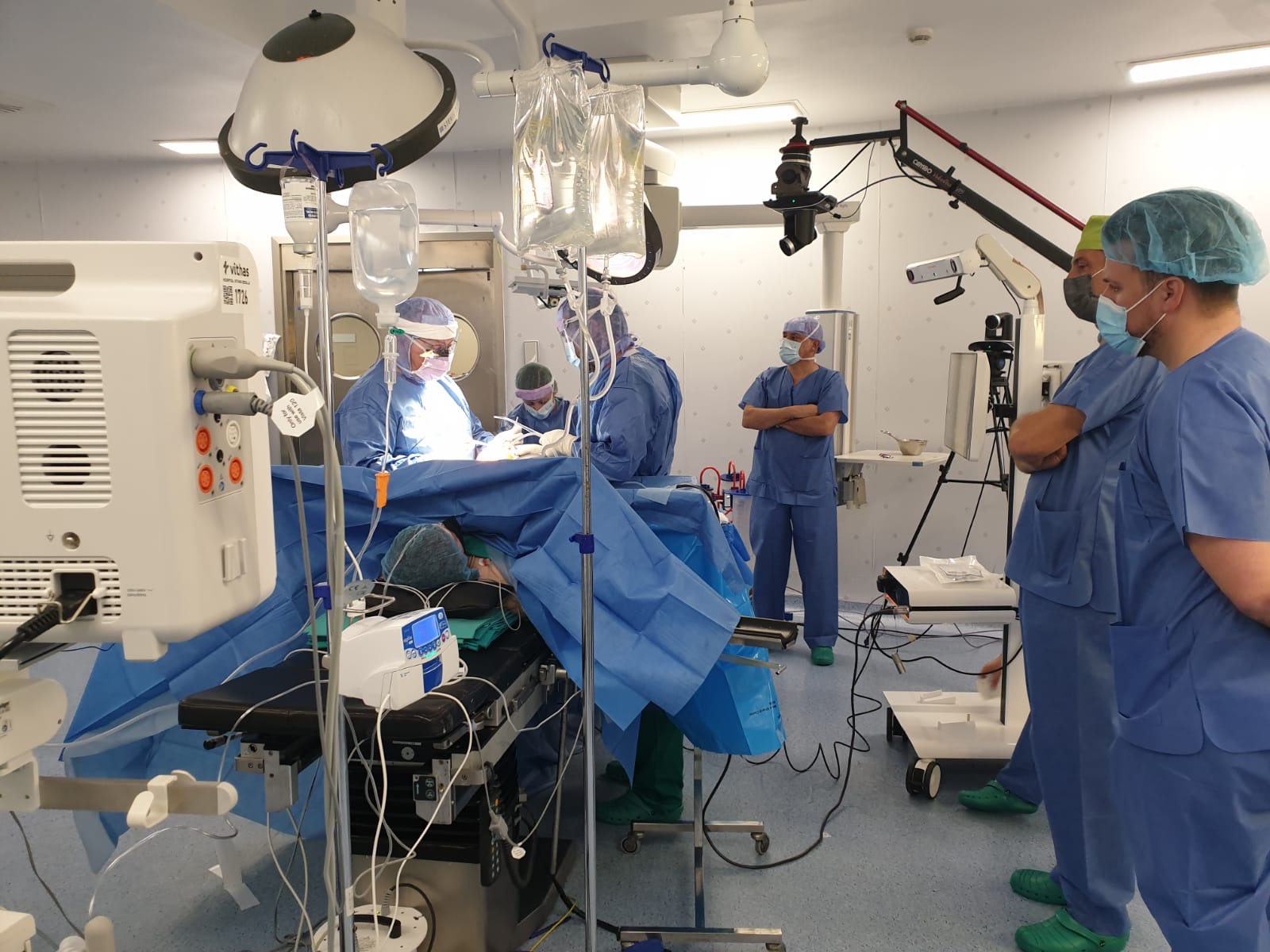 El Hospital Vithas Sevilla implanta la primera prótesis de rodilla con cirugía robótica inteligente de la provincia