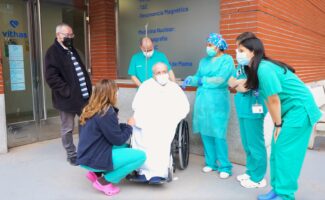 Profesionales de Vithas sacan a pasear a pacientes de UCI por el exterior para reforzar su recuperación