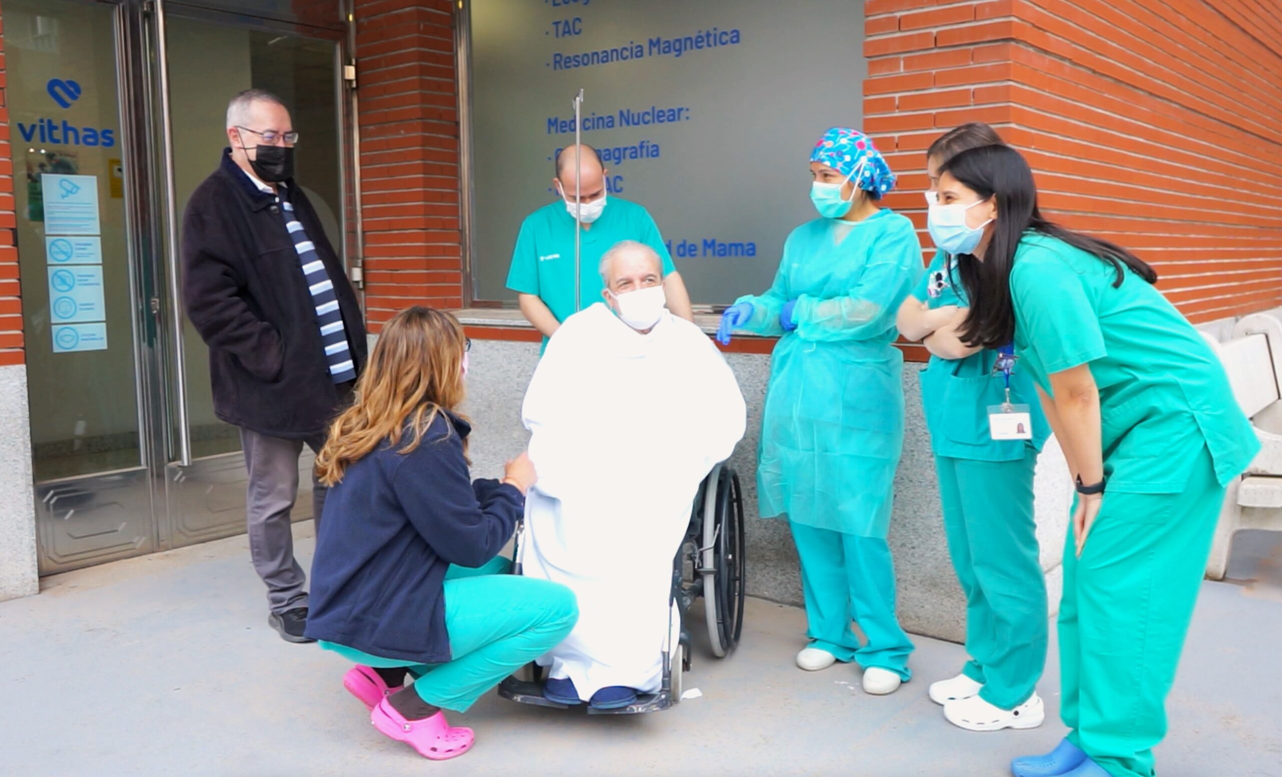 Profesionales de Vithas sacan a pasear a pacientes de UCI por el exterior para reforzar su recuperación