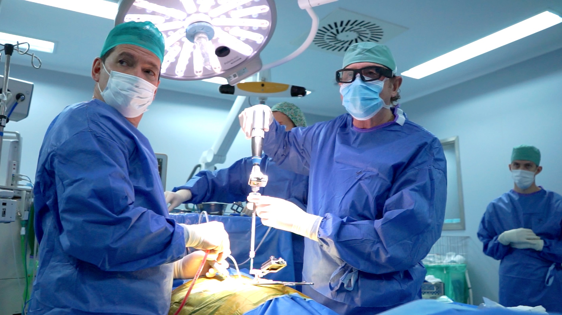 El doctor De la Torre incorpora en Vithas unas gafas de realidad aumentada que incrementan la precisión en implantes