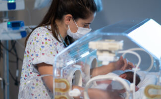 Nacer a las 27 semanas de gestación: la importancia vital de las UCI neonatales en bebés prematuros