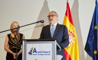 Alberto Ordoñez, endocrino en Vithas Madrid Arturo Soria, recibe el premio Estetoscopio de Oro