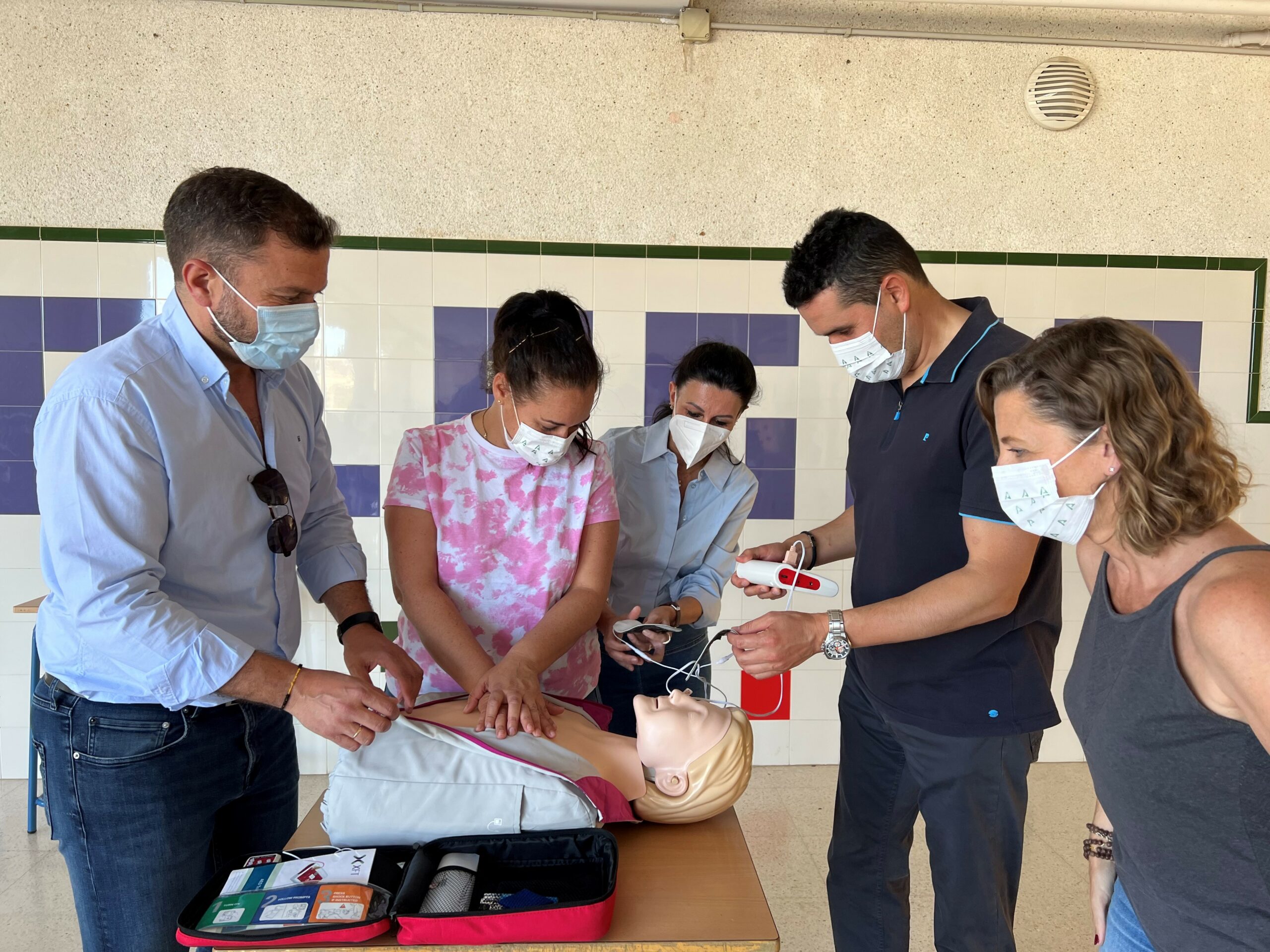 Vithas forma a profesores en maniobras de reanimación cardiopulmonar y uso de desfibriladores para salvar vidas