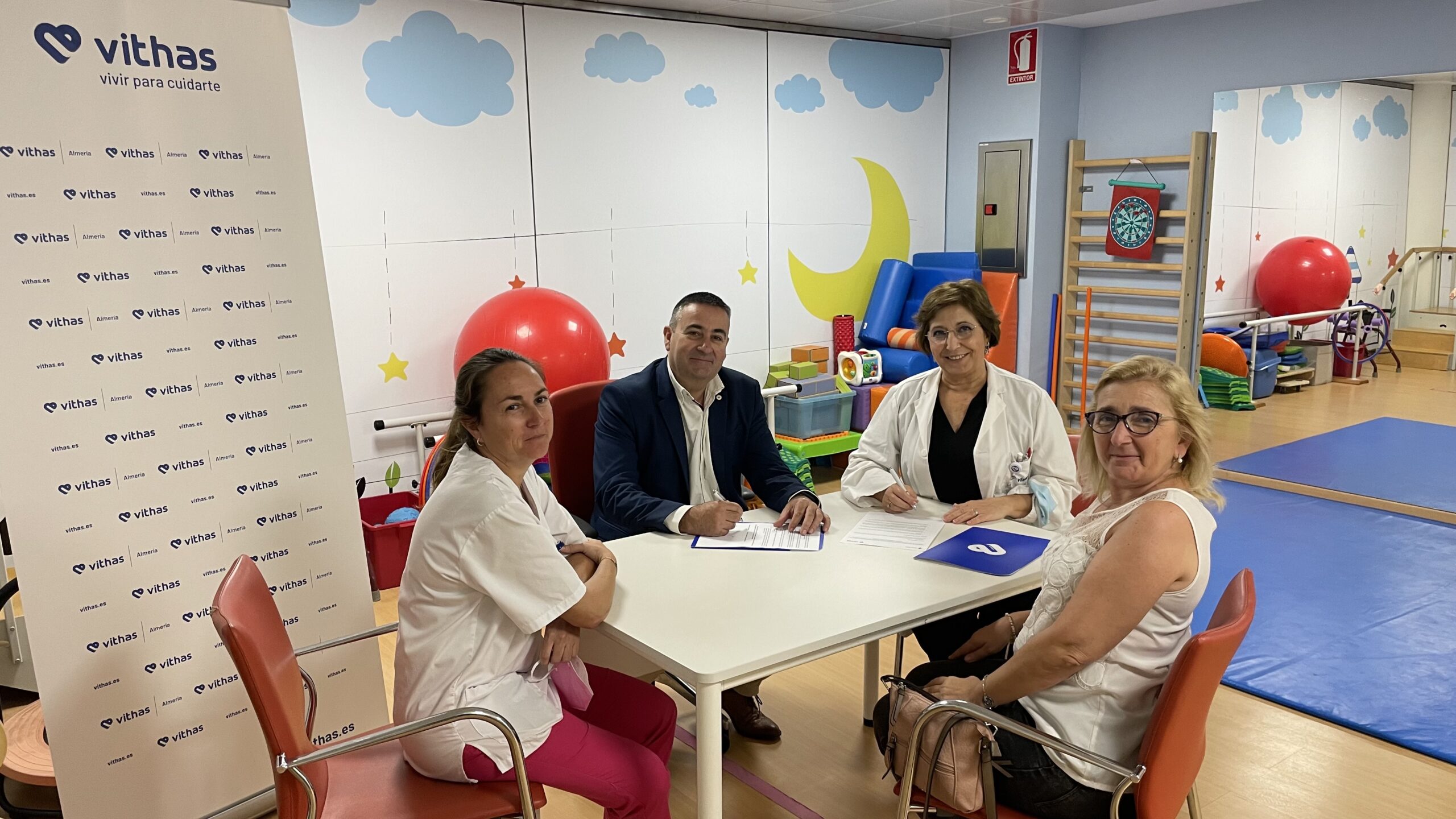 Vithas Almería prestará asistencia sanitaria a bebés en proceso de acogimiento y adopción en colaboración con Cruz Roja