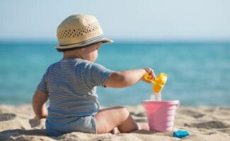 Protege a los bebés menores de 6 meses del sol con las recomendaciones de los expertos