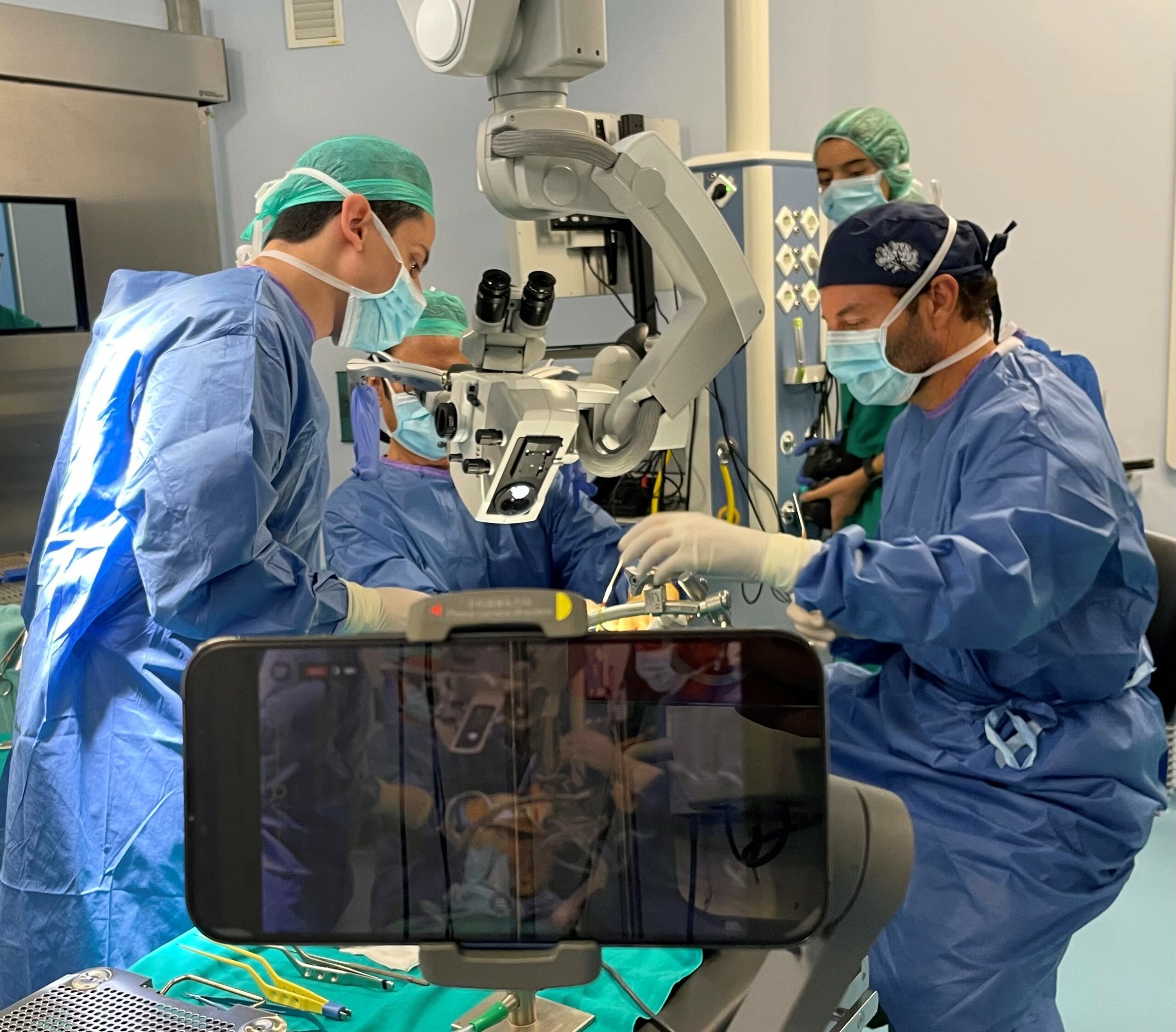 Vithas Granada retransmite en directo una cirugía de cráneo humano