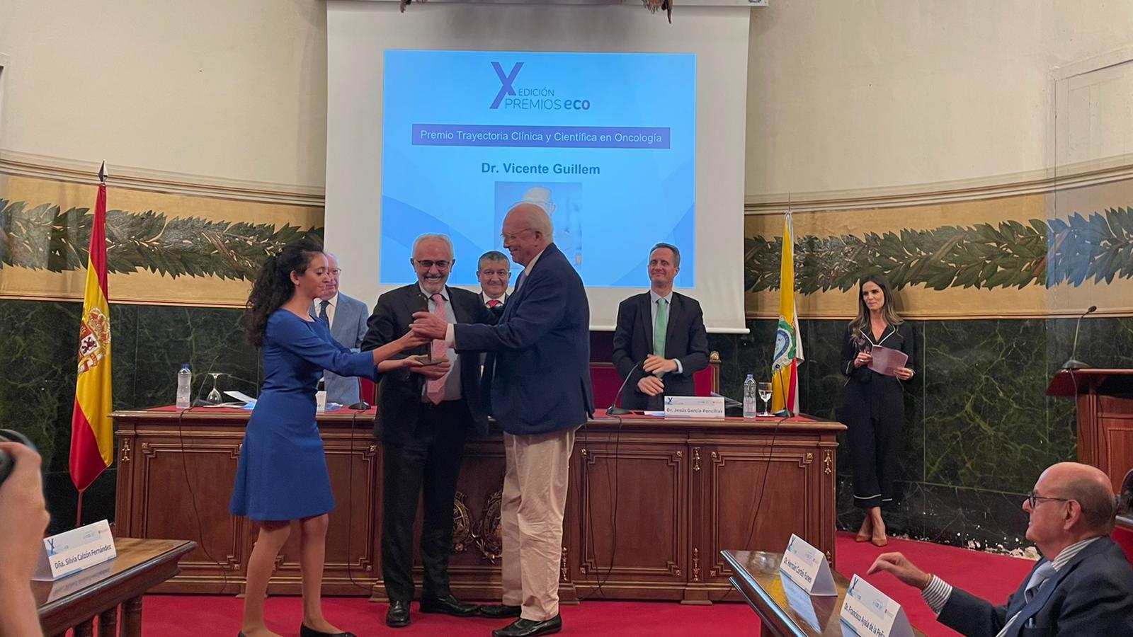 El doctor Vicente Guillem recibe el “Premio a la trayectoria clínica y científica en Oncología” otorgado por la Fundación ECO