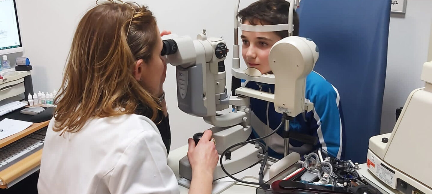 Las revisiones oculares permiten detectar problemas de visión en los niños que pueden afectar a su rendimiento escolar