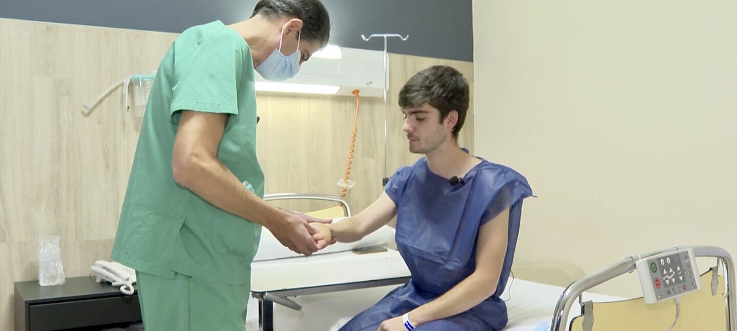 El Dr. Piñal reconstruye en Vithas Madrid La Milagrosa la mano de un joven trasplantando tres dedos de su pie