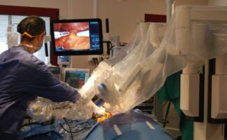 Cuatro robots quirúrgicos para asegurar la calidad de vida tras el cáncer de próstata