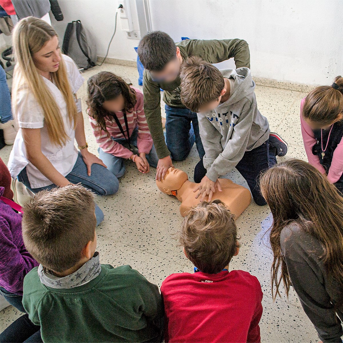Vithas forma a alumnos del Colegio Alemán de Valencia en maniobras de reanimación cardiopulmonar y primeros auxilios