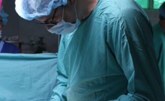 Los síntomas del reflujo gastro-esofágico derivados de la hernia de hiato tienen solución con cirugía mínimamente invasiva