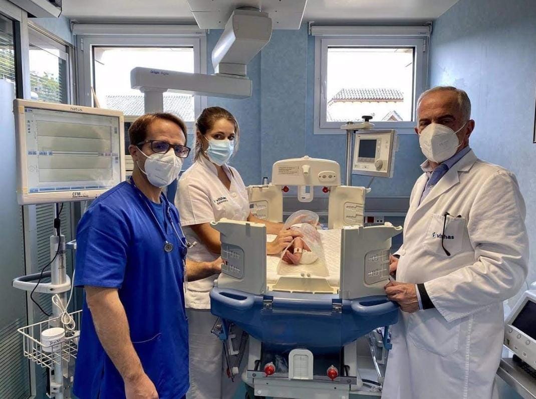 El Hospital Vithas Málaga realiza el primer traslado en hipotermia activa de un prematuro en Andalucía