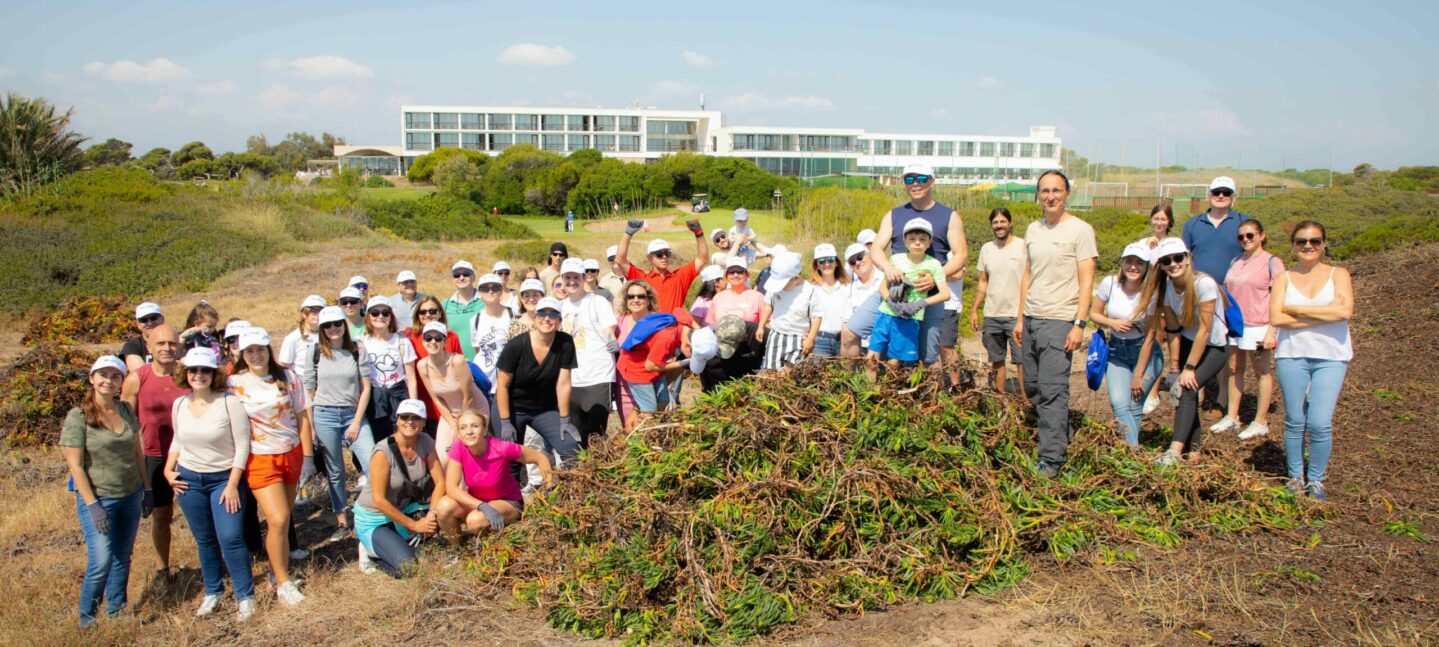 Profesionales de Vithas Valencia limpian de plantas invasoras y microplásticos la playa de la Devesa de La Albufera