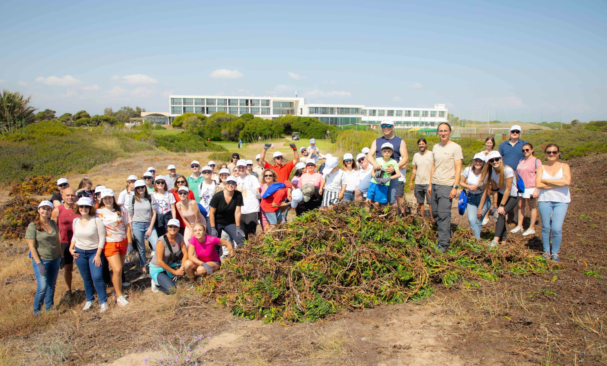 Profesionales de Vithas Valencia limpian de plantas invasoras y microplásticos la playa de la Devesa de La Albufera