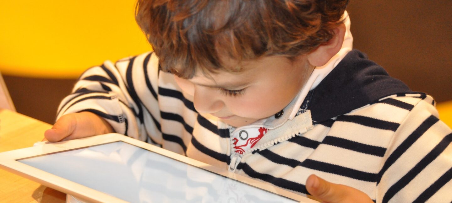 El abuso de móviles por los niños puede retrasar el aprendizaje del lenguaje oral y escrito