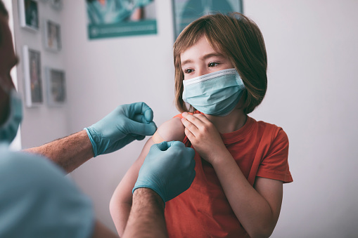¿Es seguro vacunar a los menores ante la gripe?