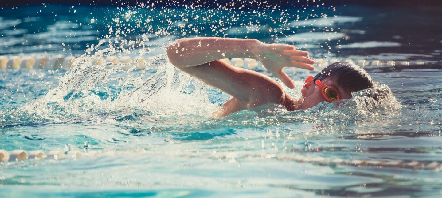 La natación es uno de los mejores deportes para las personas con hemofilia
