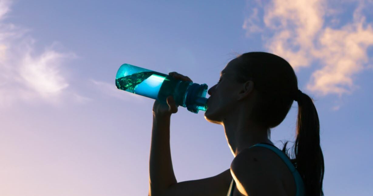 ¿Por qué es importante mantenernos hidratados en verano?