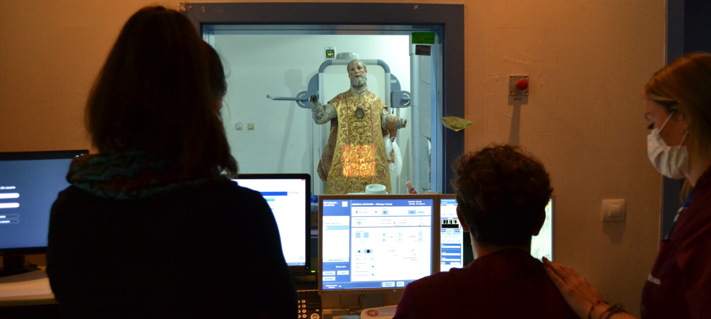 El equipo de radiología del Hospital Vithas Sevilla realiza varias pruebas radiológicas a una escultura de San Felipe Neri