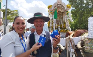 Entrega de los botiquines del peregrino por Vithas Sevilla