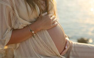 La piel se vuelve mucho más sensible y vulnerable durante el embarazo a causa de los cambios hormonales